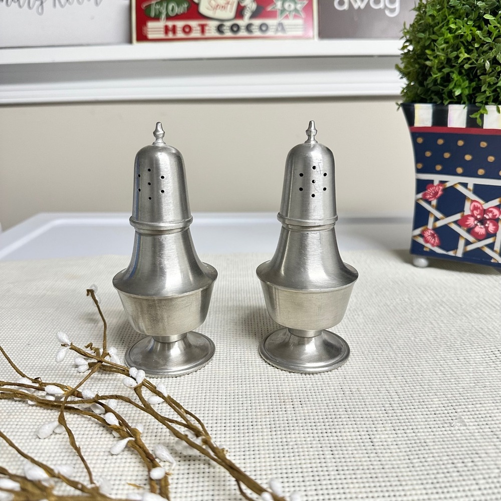 WOODBURY PEWTERERS Footed Salt and‎ Pepper Shakers Vintage Classic